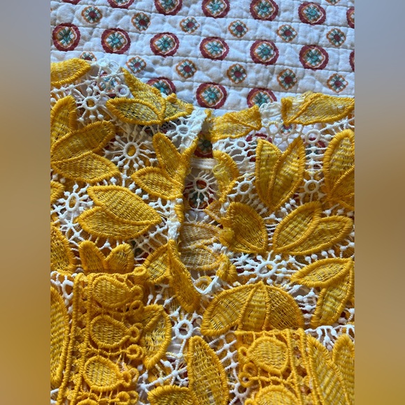 Lord & Taylor Yellow White Floral Lace Bell Sleeve Mod Blouse size small - Picture 6 of 8